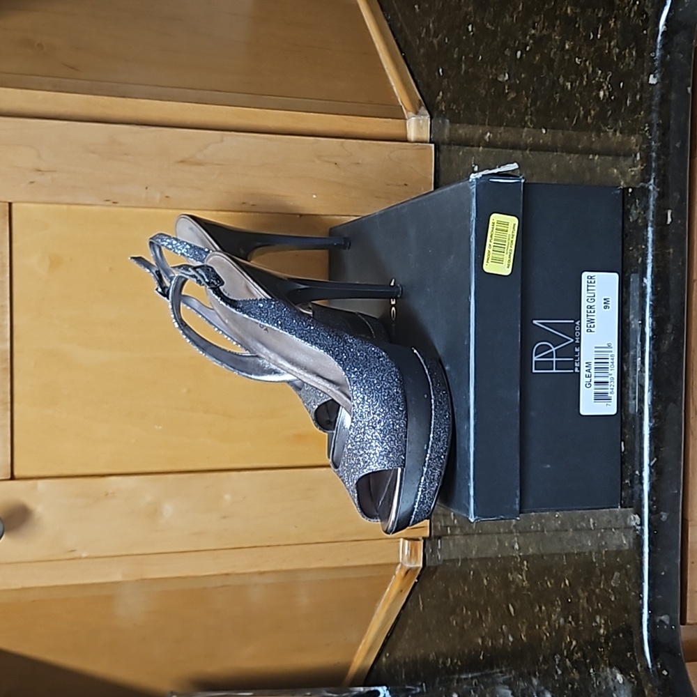 Pella Moda platform heel, Pewter/Glitter, size 9m, great condition